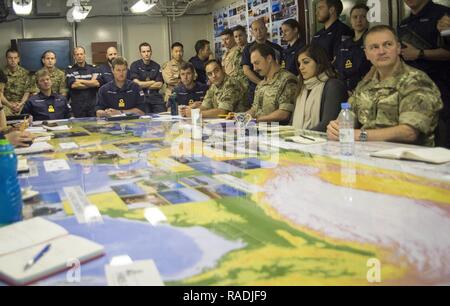 Les membres du personnel d'exercice participer à un bref à bord de la Royal Navy porte-hélicoptères HMS Ocean (L-12) au cours de l'exercice Unified Trident dans la région du Golfe le 31 janvier. Unified Trident est un exercice multilatéral avec la Royal Navy, de la Royal Australian Navy et de la Marine Nationale Française pour améliorer les capacités de placement, d'améliorer la performance tactique et renforcer les partenariats pour assurer la libre circulation du commerce et de la liberté de navigation à l'intérieur 5e flotte américaine zone d'opérations. Banque D'Images