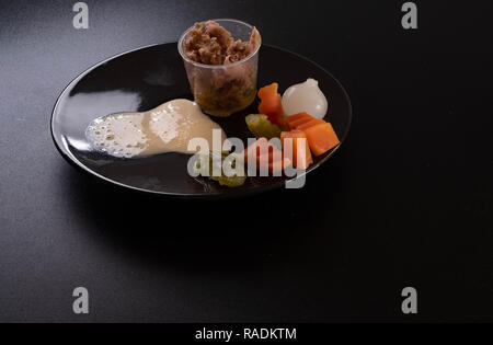 Salade Russe, plat napolitain traditionnel composé de pommes de terre, la mayonnaise, le thon et les cornichons Banque D'Images