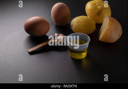 Salade Russe, plat napolitain traditionnel composé de pommes de terre, la mayonnaise, le thon et les cornichons Banque D'Images