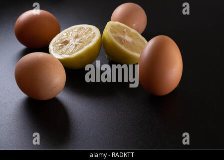 Salade Russe, plat napolitain traditionnel composé de pommes de terre, la mayonnaise, le thon et les cornichons Banque D'Images