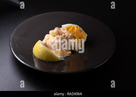 Salade Russe, plat napolitain traditionnel composé de pommes de terre, la mayonnaise, le thon et les cornichons Banque D'Images