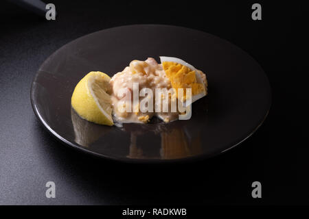 Salade Russe, plat napolitain traditionnel composé de pommes de terre, la mayonnaise, le thon et les cornichons Banque D'Images