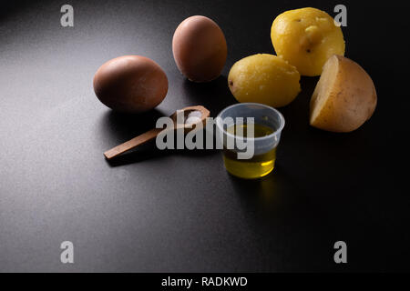 Salade Russe, plat napolitain traditionnel composé de pommes de terre, la mayonnaise, le thon et les cornichons Banque D'Images