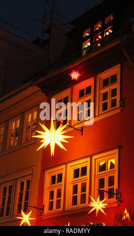 Lampe Star rouge lumineux bâtiment médiéval à nuit, Erfurt, Allemagne Banque D'Images