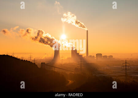 Power Plant STEAG, Herne, Allemagne, brouillard tôt le matin au lever du soleil, la Halde Hoheward Banque D'Images