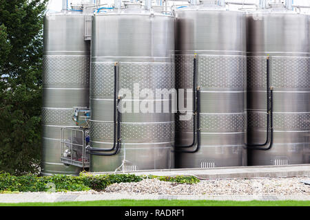 Usine de vin moderne avec de grands réservoirs pour la fermentation. Banque D'Images