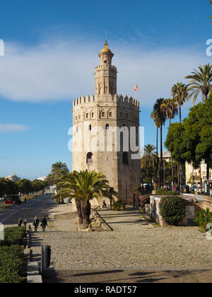 La Torre del Oro ou golden tower sur la rive de la rivière Guadalquivir, dans le centre-ville de Séville, Andalousie, Espagne Banque D'Images