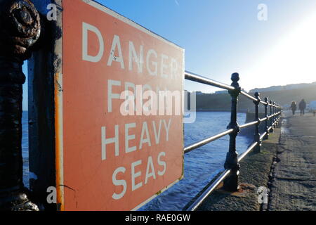 Signes d'avertir les touristes et les visiteurs les dangers de la mer forte à Scarborough, Yorkshire du Nord Banque D'Images