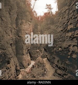 Les roches de la colonne ci-dessous, Ausable Chasm, N.Y, formations rocheuses, canyons, United States, New York (État), Ausable Chasm repensé Banque D'Images
