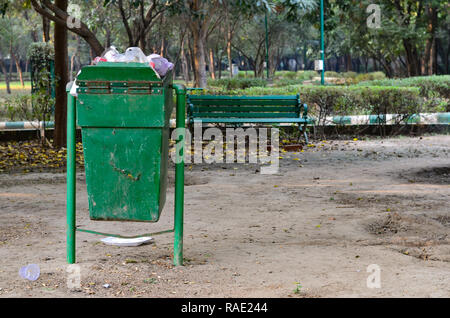 Le gouvernement de New Delhi a installé beaucoup de vert et bleu poubelles dans toute la ville, celui-ci dans une DDA park. Banque D'Images