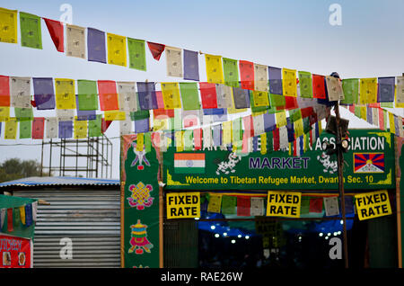 L'entrée sur le marché de réfugiés tibétains décorée de drapeaux bouddhistes dans la région de Delhi, Inde Banque D'Images