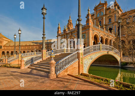 PALACIO ESPANOL DANS LE PARC MARIA LUISA Séville Espagne carrelage bleu et blanc DES PONTS ET DES LAMPADAIRES ORNÉS Banque D'Images