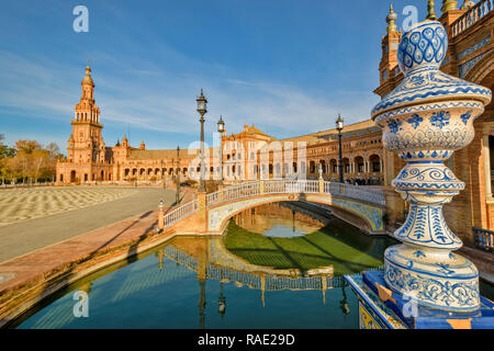 PALACIO ESPANOL DANS LE PARC MARIA LUISA Séville Espagne carrelage bleu et blanc DES PONTS ET DES RÉFLEXIONS DANS LE CANAL ou douves Banque D'Images