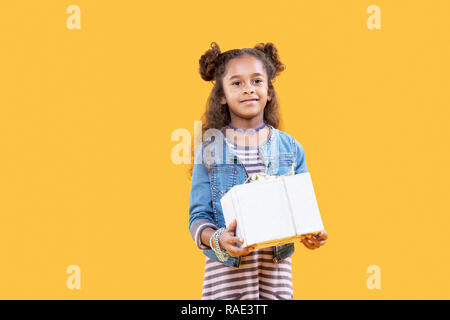 Ravi cute girl holding a white gift box Banque D'Images