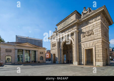 Voir d'en Porta Garibaldi Piazza XXV Aprile, Milan, Lombardie, Italie, Europe Banque D'Images