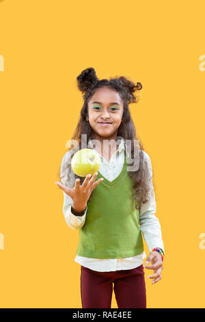 Heureux happy girl holding a green apple Banque D'Images