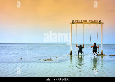 Swing sur la mer Pelangi beach sur Gili Air, West Nusa Tenggara, en Indonésie, en Asie du Sud-Est, l'Asie Banque D'Images