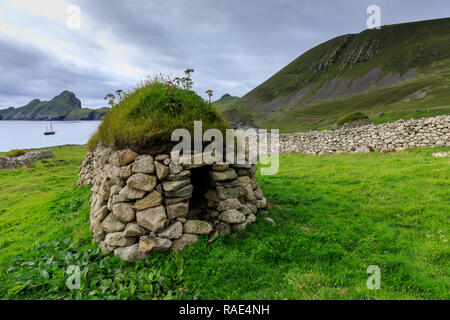 Cleit, magasin d'alimentation et de la baie du Village, village évacué, hirta, éloignées, St Kilda, l'UNESCO, l'archipel des Hébrides extérieures, en Écosse, Royaume-Uni Banque D'Images