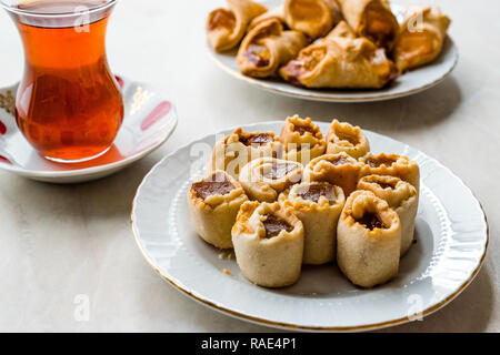 Des Loukoums des cookies avec du thé traditionnel / biscuits. Dessert traditionnel. Banque D'Images