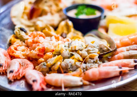 Selective focus, plateau de fruits de mer à partir d'un restaurant local, à Southwold, une célèbre ville balnéaire de l'UK Banque D'Images