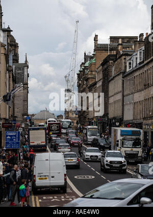 Edinburgh, Royaume-Uni - 10 août 2018 : Shoppers, le trafic et les festivaliers remplir du pont sud Banque D'Images