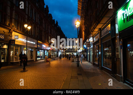 Reading, Royaume-Uni - 05 octobre 2018 : La fin de nuit le long de Queen Victoria Street Shopping Banque D'Images