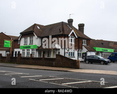 Chichester, Royaume-Uni - 06 octobre 2018 : Une vieille maison transformée en un supermarché COOP sur Spitalfield Lane Banque D'Images