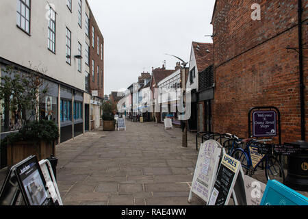 Chichester, Royaume-Uni - 06 octobre 2018 : une vue de la petits magasins et boutiques de la rue de la grue vers le bas Banque D'Images