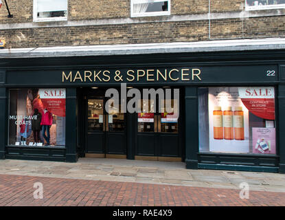 Chichester, Royaume-Uni - 06 octobre 2018 : l'entrée principale de Marks and Spencers à North Street Banque D'Images