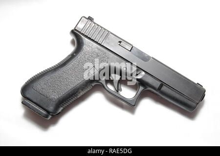 Noir un pistolet de calibre 40 semi-automatique sur un fond blanc Banque D'Images