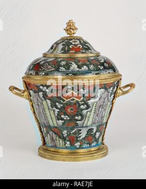 Vase à couvercle, Paris, France, en porcelaine sur 1650 - 1680, se monte à 1715 - 1720, Disque-pâte porcelaine, repensé en bronze doré Banque D'Images