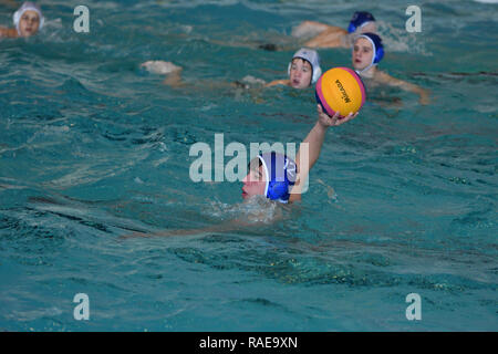 Orenbourg, Russie - Mai 4, 2017 ans : les garçons jouer au water-polo à l'eau de la ville tournoi de polo Banque D'Images