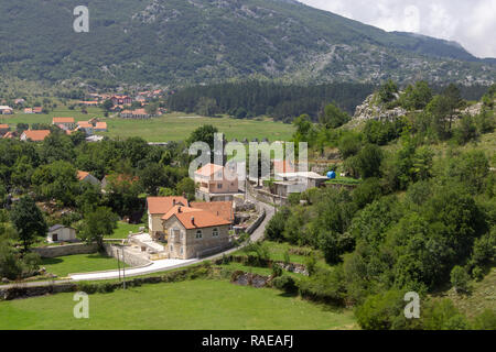 Petit village Njeguši au Monténégro, situé sur une vallée verdoyante au pied des montagnes Banque D'Images