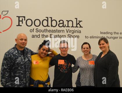 NORFOLK, Virginie (janv. 31, 2017) Les membres de la Naval Station Norfolk Marin Junior Association (JSA) bénévole à la banque alimentaire du sud-est de la Virginie et de la rive est de mettre ensemble les paquets d'aliments pour le sac à dos pour les enfants moins fortunés dans la région de Hampton Roads local. L'objectif de l'ACC est d'avoir une influence positive et motiver les membres pour qu'ils puissent favoriser la camaraderie, la priorité aux préoccupations, de promouvoir la bonne volonté, et d'intégrer l'unité au sein de la communauté d'Hampton Roads. Banque D'Images