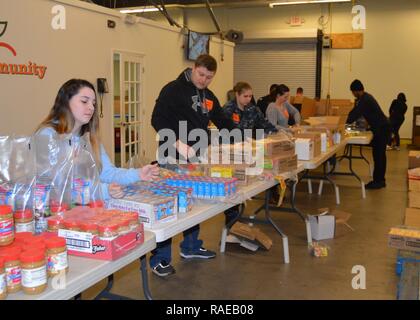 NORFOLK, Virginie (janv. 31, 2017) Les membres de la Naval Station Norfolk Marin Junior Association (JSA) bénévole à la banque alimentaire du sud-est de la Virginie et de la rive est de mettre ensemble les paquets d'aliments pour le sac à dos pour les enfants moins fortunés dans la région de Hampton Roads local. L'objectif de l'ACC est d'avoir une influence positive et motiver les membres pour qu'ils puissent favoriser la camaraderie, la priorité aux préoccupations, de promouvoir la bonne volonté, et d'intégrer l'unité au sein de la communauté d'Hampton Roads. Banque D'Images