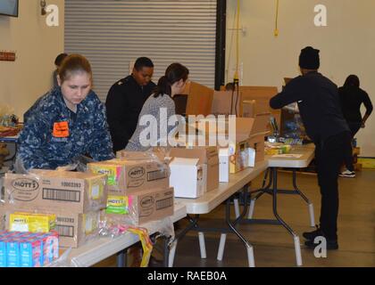 NORFOLK, Virginie (janv. 31, 2017) Les membres de la Naval Station Norfolk Marin Junior Association (JSA) bénévole à la banque alimentaire du sud-est de la Virginie et de la rive est de mettre ensemble les paquets d'aliments pour le sac à dos pour les enfants moins fortunés dans la région de Hampton Roads local. L'objectif de l'ACC est d'avoir une influence positive et motiver les membres pour qu'ils puissent favoriser la camaraderie, la priorité aux préoccupations, de promouvoir la bonne volonté, et d'intégrer l'unité au sein de la communauté d'Hampton Roads. Banque D'Images