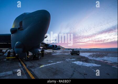 Le soleil se lève derrière un B-52H Stratofortress à Minot Air Force Base, N.D., le 26 janvier 2017. Aviateurs de la 5e Escadron de maintenance de travailler 24 heures dans toutes les conditions météorologiques pour fournir la puissance de feu de B-52 à la demande. Banque D'Images
