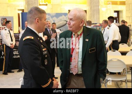 L'Alliance de défense de l'Utah a accueilli une autre "Rencontrez les militaires" petit-déjeuner à la Rotonde de l'Utah State Capitol le 26 janvier. L'événement a été l'occasion pour les législateurs d'état de l'Utah pour rencontrer et interagir avec les hauts dirigeants de Fort Douglas, Hill Airforce Base, Tooele Army Depot, Dugway Proving Ground, et la garde nationale de l'Armée de l'Utah. La 76e Division de l'intervention opérationnelle (OU) Chef d'état-major, le colonel Doug Cherry, représenté le fort Douglas pour le compte de la 76e Div. Ou général commandant, le Major-général Ricky Waddell. Banque D'Images