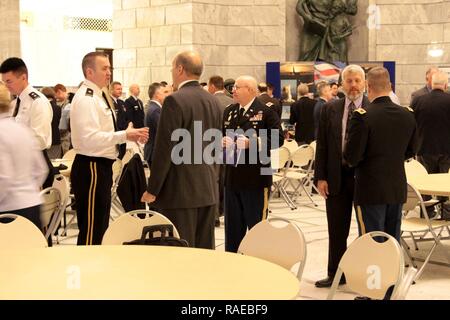 L'Alliance de défense de l'Utah a accueilli une autre "Rencontrez les militaires" petit-déjeuner à la Rotonde de l'Utah State Capitol le 26 janvier. L'événement a été l'occasion pour les législateurs d'état de l'Utah pour rencontrer et interagir avec les hauts dirigeants de Fort Douglas, Hill Airforce Base, Tooele Army Depot, Dugway Proving Ground, et la garde nationale de l'Armée de l'Utah. La 76e Division de l'intervention opérationnelle (OU) Chef d'état-major, le colonel Doug Cherry, représenté le fort Douglas pour le compte de la 76e Div. Ou général commandant, le Major-général Ricky Waddell. Banque D'Images