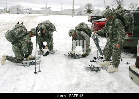 Avec les soldats le 181e Brigade Formation multifonctionnel participer à une session de formation en dynamique de la raquette au domaine formation D-10 sur 26 janvier 2017, dans le cadre de la première des opérations par temps froid au cours de Fort McCoy, Wisconsin (Etats-Unis) Le cours a été une validation de principe sur l'événement de formation par la Direction de plans, la formation, la mobilisation et la sécurité visant à enseigner aux chefs subalternes - comme sous-officiers et officiers subalternes - d'utiliser l'Armée de l'équipement par temps froid. Banque D'Images