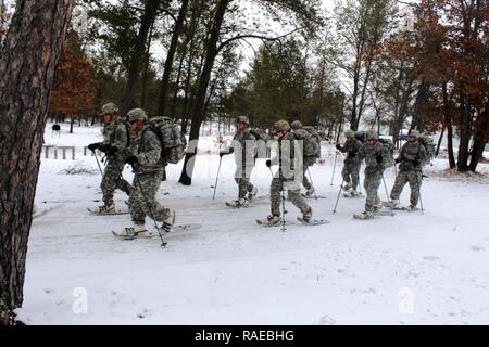 Avec les soldats le 181e Brigade Formation multifonctionnel participer à une session de formation des compétences en raquettes le 26 janvier 2017, à l'espace de formation D-10 dans le cadre de l'aide au cours des opérations à Fort McCoy, Wisconsin (Etats-Unis) Le cours sur les opérations par temps froid est le premier du genre coordonné par la Direction des plans, de mobilisation, de formation et de sécurité, ou DPTMS. Il comprenait la participation de 11 soldats avec la 181ème et est enseigné par des instructeurs deux DPTMS sous contrat à l'appui. Banque D'Images