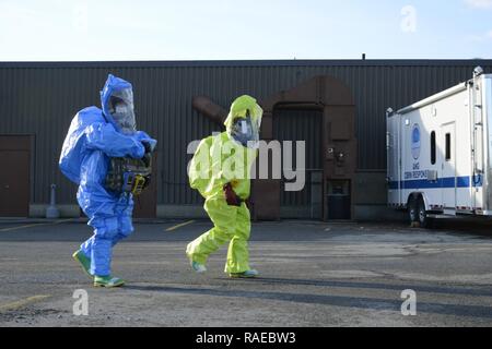 Tech. Le Sgt. Kenneth Beach, affecté à la 174e Escadre d'attaque, et d'un membre de la 1re classe Danielle Garcia, affecté à la 108e Escadre, font leur chemin à la simulation d'un incident chimique à la base de la Garde nationale aérienne Stewart 13 janvier 2017. Les deux spécialistes de la gestion de l'urgence ont participé à un exercice multi-états qui ont testé leur réponse à des agents chimiques, biologiques, radiologiques, nucléaires et explosifs à rendement élevé d'incidents. Banque D'Images