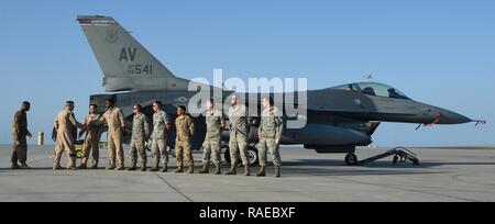 Le général de l'US Air Force, commandant de Tod Wolters, les forces aériennes américaines en Europe et de l'air, l'Afrique accueille le 510th Fighter Squadron expéditionnaire au camp Lemonnier, Djibouti, le 1 février 2017. Wolters visité avec les membres de l'US Air Force l'appui de la Force opérationnelle combinée Force-Horn de l'Afrique, à prendre connaissance de leurs missions intégrées, et les rôles multiples d'aviateurs dans l'environnement. Les membres assemblés à proximité leur aéronef, un F-16 Fighting Falcon de la base aérienne d'Aviano, en Italie. Combined Joint Task Force-Horn of Africa est un effort multinational pour mener theatre s Banque D'Images