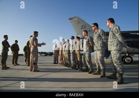 Le général de l'US Air Force, commandant de Tod Wolters, les forces aériennes américaines en Europe et de l'air, l'Afrique accueille le 510th Fighter Squadron expéditionnaire au camp Lemonnier, Djibouti, le 1 février 2017. Wolters visité avec les membres de l'US Air Force l'appui de la Force opérationnelle combinée Force-Horn de l'Afrique, à prendre connaissance de leurs missions intégrées, et les rôles multiples d'aviateurs dans l'environnement. Les membres assemblés à proximité leur aéronef, un F-16 Fighting Falcon de la base aérienne d'Aviano, en Italie. Combined Joint Task Force-Horn of Africa est un effort multinational pour mener theatre s Banque D'Images