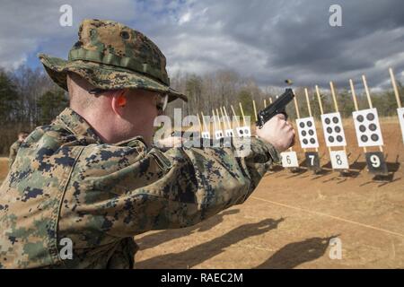 Le Corps des Marines des États-Unis. Philip Benvenuti, Étudiant, Groupe de sécurité de l'Ambassade du Marine Corps, classe 2-17, incendies son pistolet au cours de l'entraînement à la plage 1, Marine Corps Base Quantico, Virginie, Jan 26, 2017. La semaine 8 cours prépare les Marines de garde efficacement les ambassades des États-Unis et du personnel international, et comprend la formation avec le M9 pistolet de service, le fusil M4, et le M870 fusil de chasse. Banque D'Images