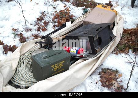 Les soldats de l'autre côté de la 10e Mountain Division participant au cours de la guerre en montagne tenu le Fort Drum Apprenez à utiliser la luge Ahkio au matériel de transport à travers la neige. Banque D'Images