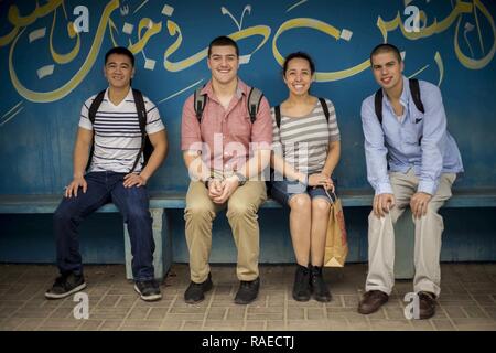 MANAMA, Bahreïn (janv. 11, 2017) Les Marines américains et les marins à l'île de Makin Groupe Amphibie/11e Marine Expeditionary Unit prendre une pause pendant une visite de la ville de Manama, Bahreïn, 11 janvier. L'excursion comprend une visite d'une ferme de chameaux, l'Al Fateh Grand Masque, Sweet Soque, le Fort de Bahreïn, le Bahrain National Museum et un authentique arabe déjeuner au Café Veranda. Les visites prévues par le USS Makin Island (DG 8) Le moral, de bien-être et de loisirs team activer le service aux membres la possibilité de visiter de nombreux lieux de Bahreïn au cours de la visite du port de l'île de Makin. L'île de Makin ARG/ Banque D'Images