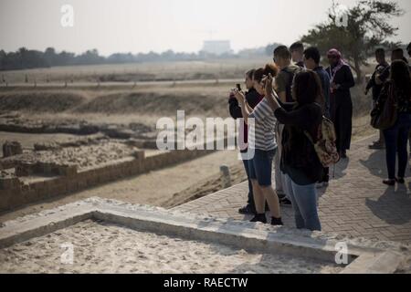 MANAMA, Bahreïn (janv. 11, 2017) Les Marines américains et les marins à l'île de Makin Groupe Amphibie/11e Marine Expeditionary Unit prenez des photos des ruines du Fort de Bahreïn lors d'une visite de la ville le 11 janvier. Les visites prévues par le USS Makin Island (DG 8) Le moral, de bien-être et de loisirs à l'équipe les membres du service d'expérimenter et de comprendre la culture de Bahreïn ainsi que d'une interaction étroite et personnelle avec la communauté. L'excursion comprend une visite d'une ferme de chameaux, la grande mosquée Al Fateh, Sweet Soque, le Fort de Bahreïn, Bahrain National Museum et un authentique arabe déjeuner à Verand Banque D'Images