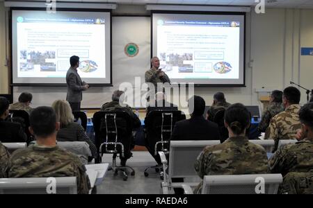 Thomas A. Lockhart, directeur exécutif de Combined Security Transition Command - Afghanistan office de soutien logistique autonome, connu sous le nom de EF-5, prend la parole à la conférence sur le leadership médical et logistique Feb 1, 2017. Le colloque a mis l'accent sur les défis et les réalisations de la commande médicales afghanes ainsi que de futurs plans d'amélioration de leur chaîne d'approvisionnement et de la logistique médicale. À partir de la perspective de maintien en puissance, la CSTC-A concentrent leurs efforts dans les trois principaux locataires de base : l'offre, la transparence dans la chaîne logistique, et le professionnalisme de l'équipe. Aller de l'avant, l'un des critica Banque D'Images