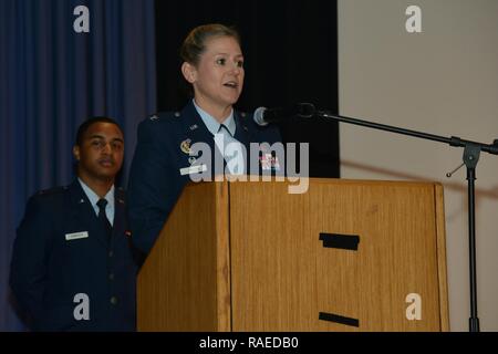 Le colonel de l'US Air Force Caroline M. Miller, commandant de l'Escadre de la Base aérienne 633e, prend la parole lors du Martin Luther King Jr. à l'événement Joint Base Langley-Eustis, Va., 13 janvier 2017. Chaque année, le Langley African American Heritage Council planifier, coordonner et diriger les activités et événements pendant le mois de l'histoire des Noirs. Banque D'Images